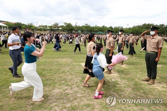 "우리 아들 어디 있나" (포항=연합뉴스) 손대성 기자 = 7일 경북 포항에 있는 해병대 교육훈련단 행사연병장에서 열린 신병 1천282기 수료식에서 가족이나 지인이 해병대원을 찾아 뛰어가고 있다. 2022.7.7 sds123@yna.co.kr