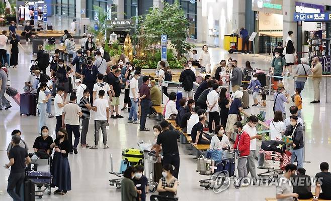 북적이는 인천공항 입국장 (영종도=연합뉴스) 임헌정 기자 = 6일 영종도 인천국제공항 1터미널 입국장이 붐비고 있다. 2022.7.6 kane@yna.co.kr