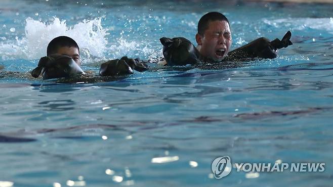 전투복으로 만든 비상 구명의 (창원=연합뉴스) 김동민 기자 = 해군 684기 훈련병이 7일 오후 경남 창원시 진해구 해군교육사령부 내 제2 전투 수영 훈련장에서 비상 구명의 훈련을 하고 있다.     
    이 훈련은 비상 상황에서 군복을 활용해 부력을 만들어 구명복을 대체하는 것이다. 2022.7.7 image@yna.co.kr