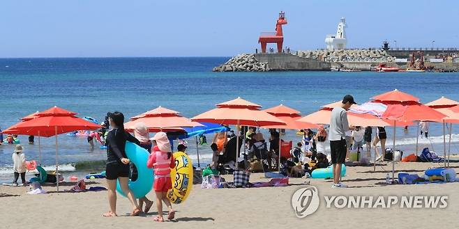 북적이는 제주 이호해수욕장 (제주=연합뉴스) 박지호 기자 = 3일 오후 제주시 이호해수욕장을 찾은 피서객이 물놀이를 즐기고 있다. 2022.7.3 jihopark@yna.co.kr [연합뉴스 자료사진]