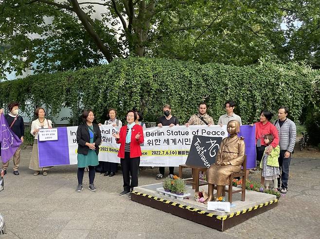 코리아협의회,독일 베를린 소녀상 앞 수요시위 개최 (베를린=연합뉴스) 이율 특파원 = 재독 시민사회단체인 코리아협의회와 독일 시민단체 극우에 반대하는 할머니들, 정의기억연대 소속 40여 명이 6일(현지시간) 독일 베를린 소녀상 앞에서 베를린 평화의 소녀상 영구존치를 촉구하는 수요시위를 하고 있다. 2022.7.7 yulsid@yna.co.kr