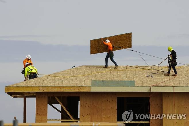 미국 캘리포니아주 새크라멘토의 건설 노동자들 [AP 연합뉴스 자료사진]