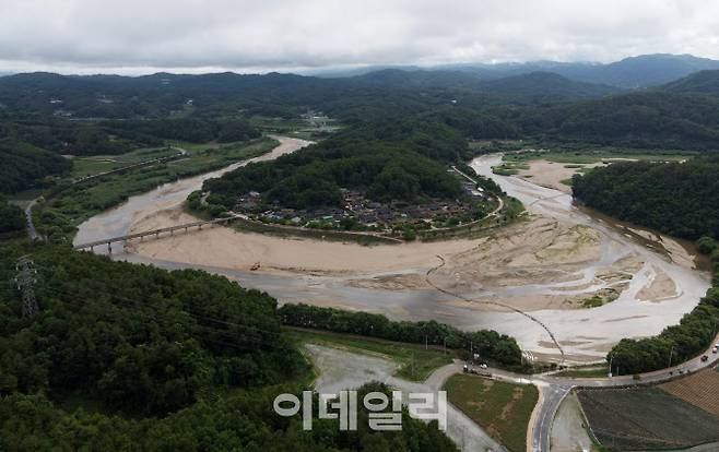 경북 영주의 무섬마을. 태백산과 이어지는 내성천과 소백산에서 흘러내린 서천이 이곳에서 몸을 섞으면서 마을을 감싸 않은 형국이다