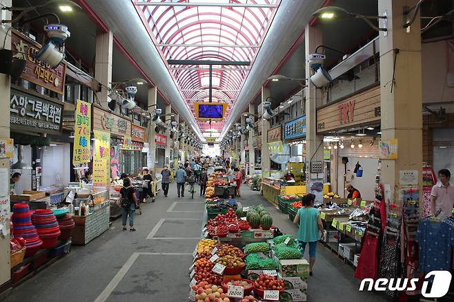 7일 오전 청주 육거리전통시장. 연일 계속되는 폭염에 사람들 발길이 3분의 1가량 줄면서 평소보다 한산한 모습을 보이고 있다. 2022.7.7/뉴스1 © News1 박재원 기자