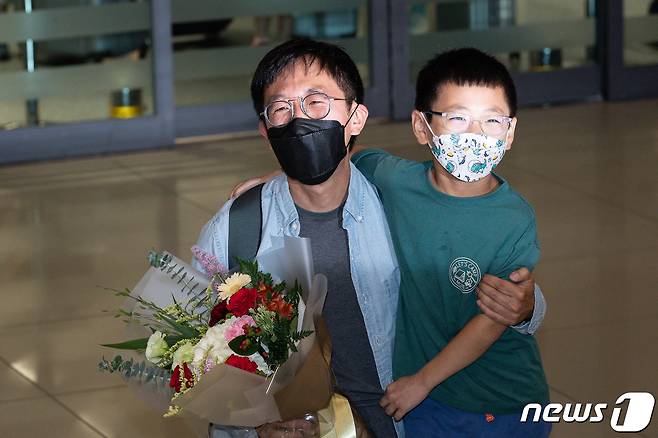 '수학계의 노벨상'으로 불리는 필즈상을 수상한 허준이 미국 프린스턴대학교 교수(한국 고등과학원 석학교수)가 8일 인천국제공항을 통해 귀국해 아들과 기쁨을 나누고 있다. '필즈상'(Fields Medal)은 국제수학연맹(IMU)이 4년마다 개최하는 세계수학자대회(ICM)에서 만 40세 미만의 수학자에게 수여하는 수학계 최고의 상이다. 2022.7.8/뉴스1 © News1 유승관 기자