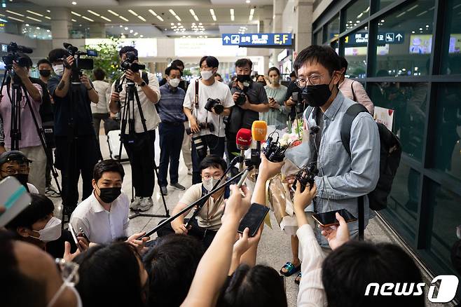 '수학계의 노벨상'으로 불리는 필즈상을 수상한 허준이 미국 프린스턴대학교 교수(한국 고등과학원 석학교수)가 8일 인천국제공항을 통해 귀국, 취재진과 인터뷰하고 있다. '필즈상'(Fields Medal)은 국제수학연맹(IMU)이 4년마다 개최하는 세계수학자대회(ICM)에서 만 40세 미만의 수학자에게 수여하는 수학계 최고의 상이다. 2022.7.8/뉴스1 © News1 유승관 기자