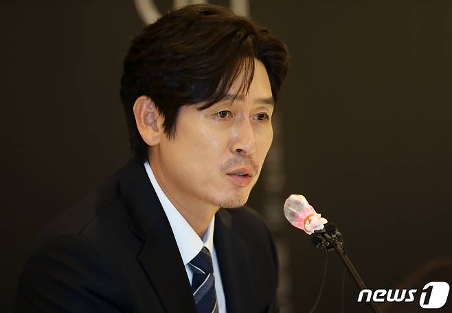 배우 설경구가 8일 오후 경기 부천시 고려호텔에서 열린 제26회 부천국제판타스틱영화제 특별 기자회견에서 취재진과 인터뷰를 하고 있다. 2022.7.8/뉴스1 © News1 정진욱 기자