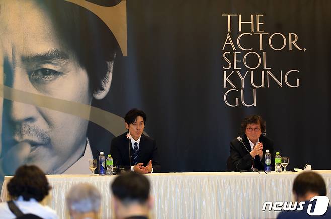 배우 설경구가 8일 오후 경기 부천시 고려호텔에서 열린 제26회 부천국제판타스틱영화제 특별 기자회견에서 취재진과 인터뷰를 하고 있다. 2022.7.8/뉴스1 © News1 정진욱 기자