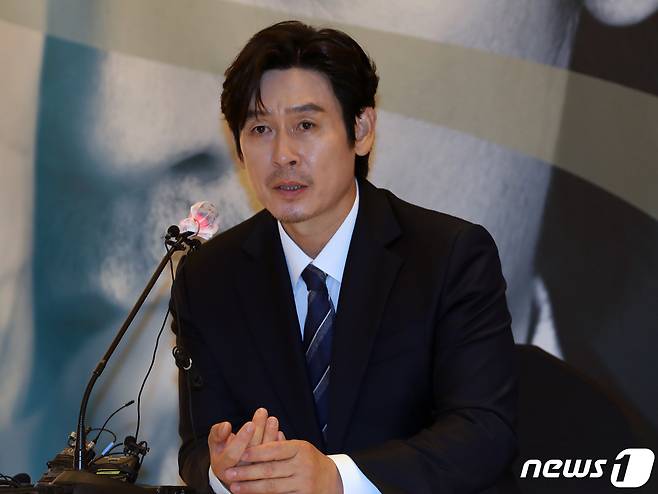 배우 설경구가 8일 오후 경기 부천시 고려호텔에서 열린 제26회 부천국제판타스틱영화제 특별 기자회견에서 취재진과 인터뷰를 하고 있다. 2022.7.8/뉴스1 © News1 정진욱 기자