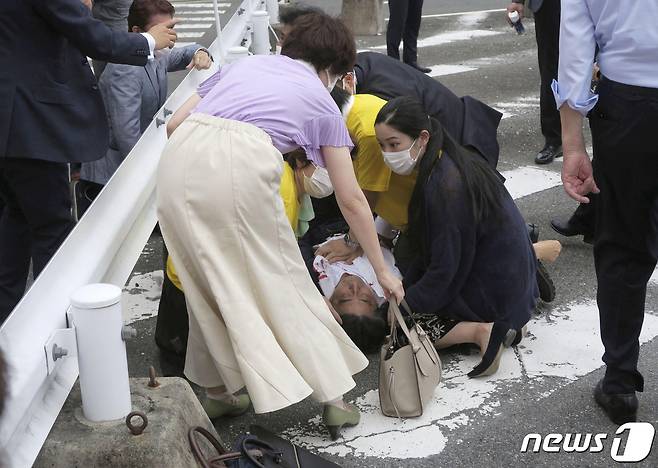 아베 신조(安倍晋三) 전 일본 총리가 8일 일본 서부 나라시에서 선거운동 중 총에 맞은 뒤 바닥에 쓰러져 있다. © 로이터=뉴스1 © News1 임세영 기자