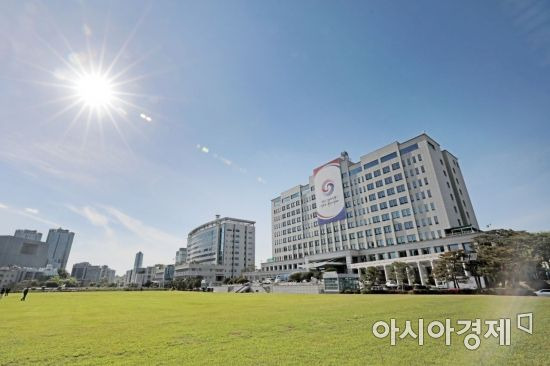 대통령 취임식을 하루 앞둔 9일 대통령 집무실로 사용될 서울 용산 국방부 청사의 모습. 윤석열 대통령 당선인은 10일 용산 국방부 청사로 이전된 집무실에서 업무를 개시할 예정이다./인수위사진기자단