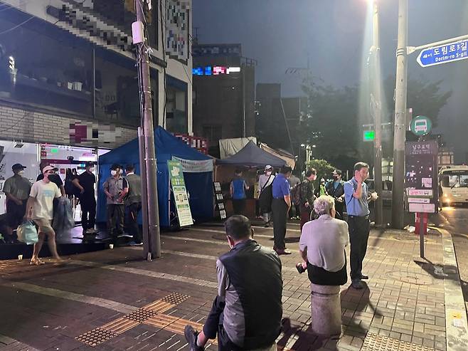 1일 오전 4시 30분 서울 지하철 7호선 남구로역 앞 사거리에 일용직 근로자들이 서있다./김수정 기자