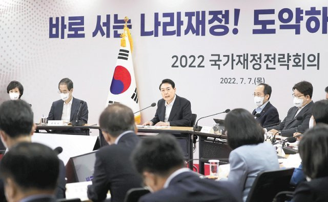 윤석열 대통령이 7일 충북 청주시 충북대에서 열린 ‘2022 국가재정전략회의’를 주재하고 있다. 윤 대통령은 이날 “정부는 성역 없는 고강도 지출 구조조정으로 국민들의 혈세가 허투루 사용되지 않도록 해야 한다. 절약한 재원을 윤석열 정부가 추진하는 재정전략의 핵심은 문 꼭 필요한 데 써야 한다”고 강조했다. 청주=대통령실사진기자단