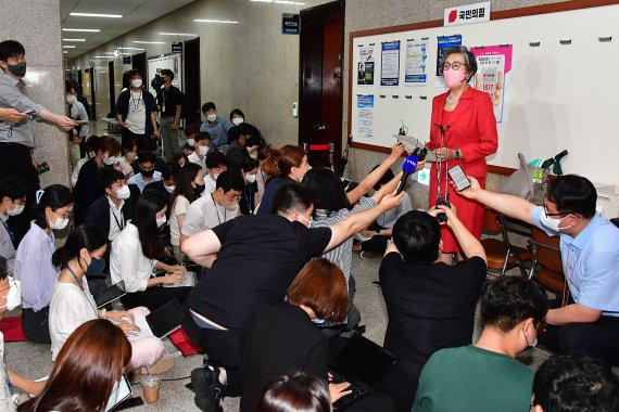 이양희 국민의힘 중앙윤리위원회 위원장이 7일 오후 서울 여의도 국회에서 열린 이준석 대표의 성 상납 증거인멸교사 의혹 관련 징계를 논의하기 위해 회의장으로 들어서며 입장을 말하고 있다. (공동취재) 사진=뉴스1