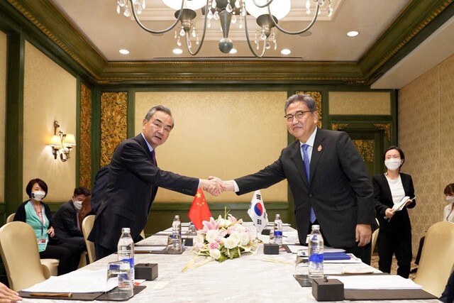 인도네시아 발리에서 열린 주요 20개국(G20) 외교장관 회담을 계기로 열린 한-중 외교장관 회담에서 박진 외교부 장관(오른쪽)이 왕이 중국 외교부장과 악수를 하고 있다. 외교부 제공