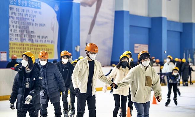 아산시 이순신빙상장을 찾은 시민들이 스케이팅하고 있다. 아산시 제공