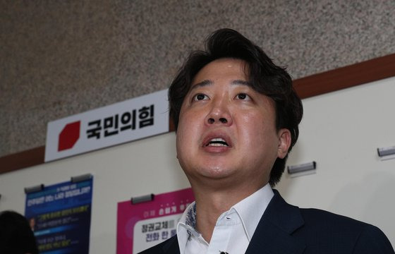 이준석 국민의힘 대표가 8일 새벽 국회에서 열린 이 대표의 '성상납 증거인멸 교사' 의혹 관련 사안을 심의하는 당 중앙윤리위원회에서 진술을 마치고 회의실을 나서며 입장을 말하고 있다. 2022.07.08 김상선 기자