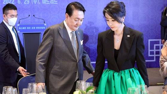 윤석열 대통령과 김건희 여사가 지난달 29일 스페인 동포 만찬 간담회에 참석했다. 5만원대 쇼핑몰 치마 등으로 소박한 이미지를 강조해왔지만 이날 착용한 펜던트는 사이즈에 따라 수천만원에서 1억원을 넘는 반클리프앤아펠 스노우플레이크 모델이다. [대통령실사진기자단]