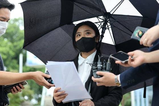 김성진 아이카이스트 대표의 법률 대리인인 김소연 변호사가 지난달 30일 경기도 의왕시 서울구치소 앞에서 취재진의 질문에 답변하고 있다.  이날 서울경찰청 반부패·공공범죄수사대는 지난 2013년 이준석 국민의힘 대표에게 성접대했다는 의혹을 받는 김 대표를 참고인 신분으로 조사했다. 뉴스1