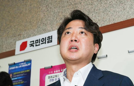 이준석 국민의힘 대표가 8일 서울 여의도 국회에서 열린 성 상납 증거인멸교사 의혹에 대한 윤리위원회에서 소명을 마친 후 입장을 말하고 있다. 뉴스1