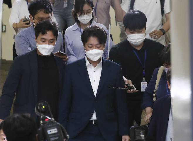 이준석 국민의힘 대표가 8일 중앙윤리위원회의에 출석해 ‘성 상납 증거인멸 교사’ 의혹과 품위유지 의무 위반 여부에 대해 소명한 뒤 국회를 나서고 있다. 사진 공동취재