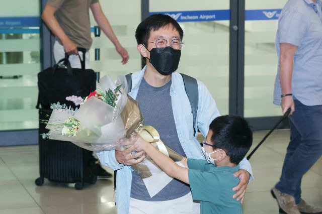 수학계 최고의 영예 중 하나인 필즈상을 받은 허준이 프린스턴대 교수 겸 고등과학원(KIAS) 석학교수가 8일 오전 인천국제공항 제1터미널을 통해 입국해 아들에게 꽃다발을 받고 있다.  연합뉴스