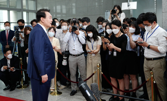 (서울=뉴스1) 안은나 기자 = 윤석열 대통령이 8일 오전 용산 대통령실에서 열린 출근길 도어스테핑에서 취재진 질의에 답하고 있다. 대통령실사진기자단 2022.7.8/뉴스1