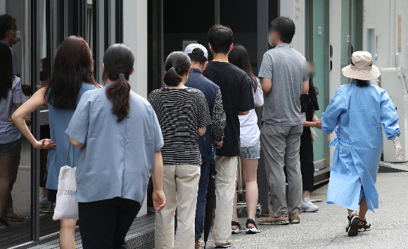 신종 코로나바이러스 감염증(코로나19)가 이틀 연속 2만명에 육박하면서 여름철 재유행에 대한 우려가 커지고 있다. 지난 7일 오전 서울 서초구보건소 코로나19 선별진료소에서 시민들이 검사를 기다리고 있다./사진=뉴스1