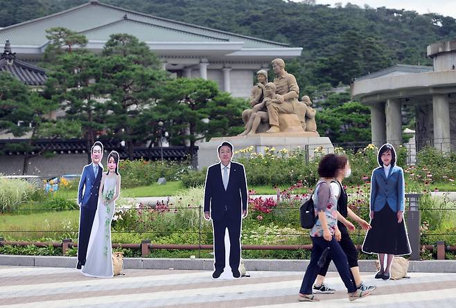 7일 서울 청와대 분수대 앞에 윤석열 대통령과 김건희 여사의 등신대가 설치되어 있다. [연합]