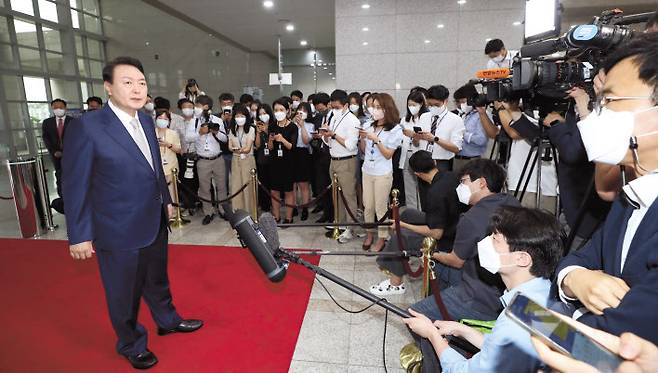 윤석열 대통령이 8일 오전 서울 용산 대통령실 청사로 출근하며 취재진의 질문에 답하고 있다. [연합]