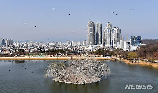 [대구=뉴시스] 이무열 기자 = 지난 3월15일 오후 대구 수성못 뒤로 펼쳐진 아파트단지들. 2022.03.15. lmy@newsis.com