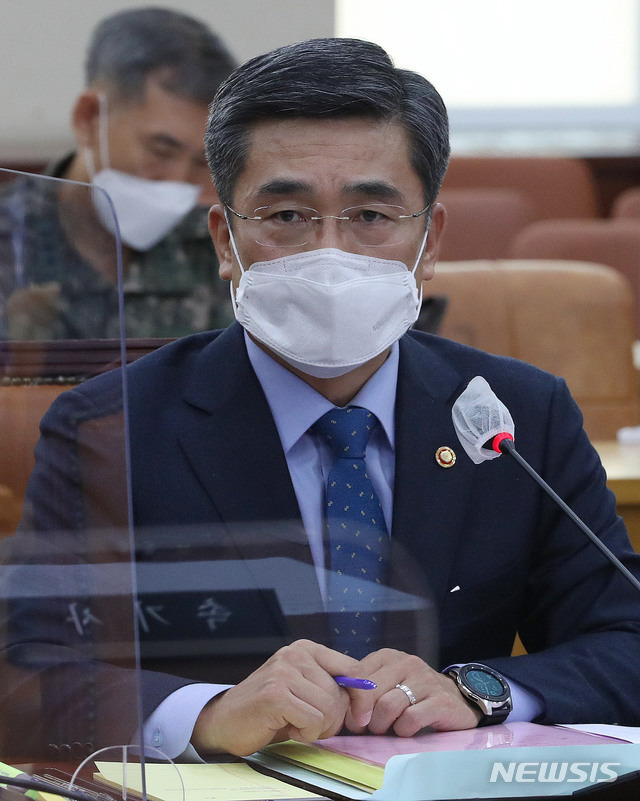 [서울=뉴시스] 김진아 = 서욱 국방부 장관이 24일 오후 서울 여의도 국회에서 연평도 인근 실종 공무원 북한 피격 사건 관련 긴급현안보고를 위해 열린 국방위 전체회의에 출석해 의원들 질의에 답하고 있다. (공동취재사진) 2020.09.24.  photo@newsis.com