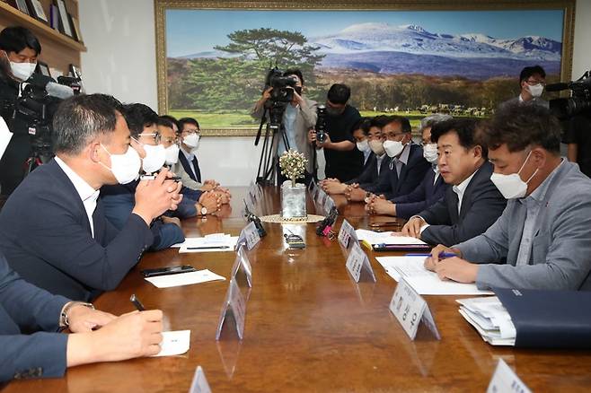 [제주=뉴시스] 제주도와 제주도의회는 8일 오전 제주도의회 의장실에서 긴급 정책협의 간담회를 열고 올해 첫 추가경정예산안 등을 협의하고 있다. (사진=제주도의회 제공) 2022.07.08. photo@newsis.com  *재판매 및 DB 금지