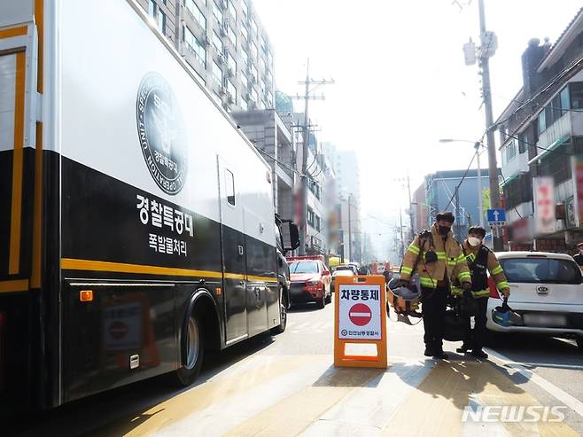 [인천=뉴시스] 김동영 기자 = 19일 오전 인천 남동구 간석동 한 고시텔 건물에서 거주민들이 방화하겠다고 위협해 경찰과 소방당국이 위기 상황에 대비하고 있다. 이들은 무단 거주중인 건물에서 퇴거하라는 명령에 반발해 방화 위협 중인 것으로 알려졌다. 2022.04.19. dy0121@newsis.com