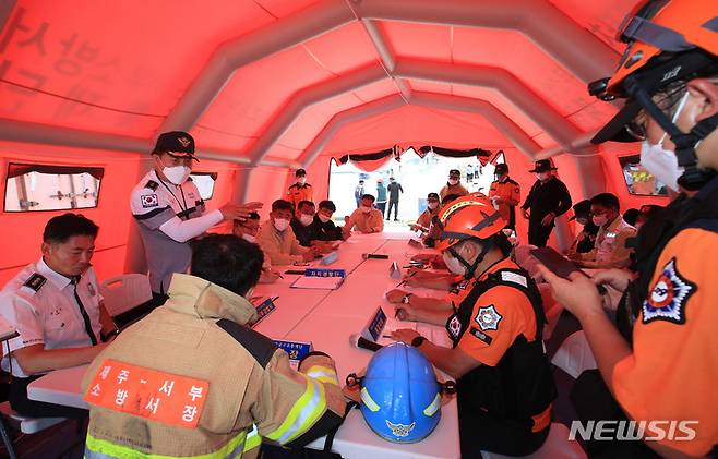 [제주=뉴시스] 우장호 기자 = 7일 오후 제주시 한림읍 한림항 내에 정박한 어선에서 발생한 화재와 관련해 관계당국이 초기상황판단회를 진행하고 있다. 이 불로 한국인 기관사와 외국인 선원 등 총 2명이 실종되고, 화재 직후 바다에 빠진 3명은 중상을 입고 제주 시내 대형병원으로 이송 조치됐다. 2022.07.07. woo1223@newsis.com