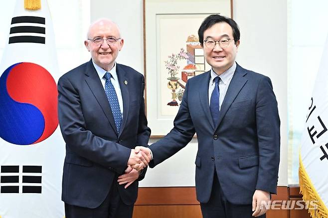 [서울=뉴시스]외교부는 이도훈 2차관이 살바토레 샤키타노 국제민간항공기구(ICAO) 이사회 의장과 면담했다고 8일 밝혔다. (사진=외교부 제공) 2022.07.08.