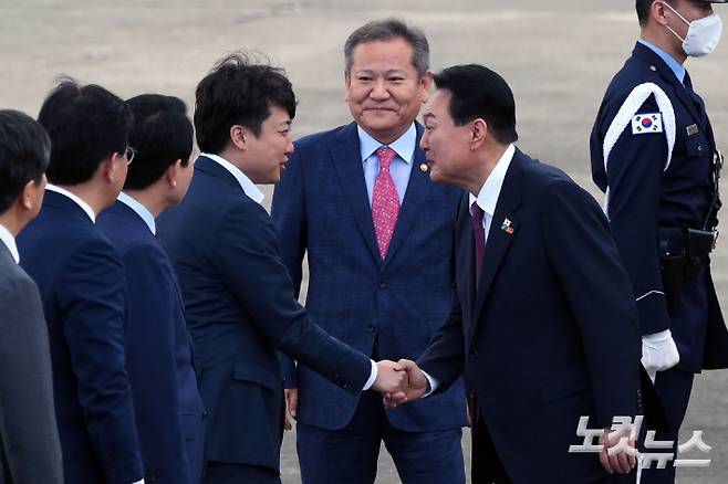 지난 1일 윤석열 대통령이 스페인 마드리드에서 열린 북대서양조양기구 정상회의 3박5일 간 일정을 마치고 경기 성남 서울공항을 통해 귀국, 국민의힘 이준석 대표와 인사나누고 있다. 황진환 기자