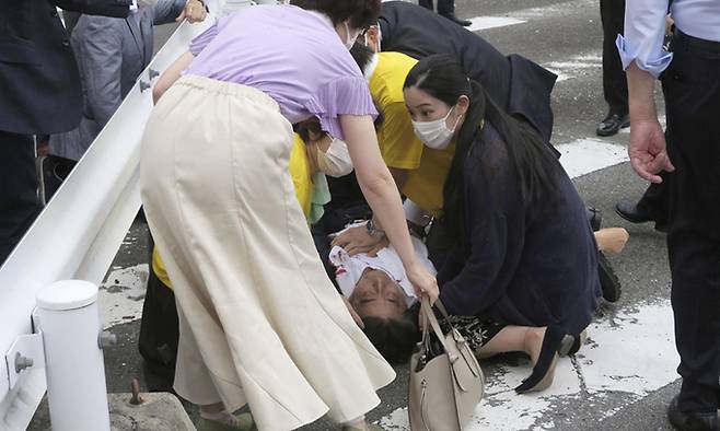 아베 신조 전 일본 총리가 8일 일본 나라현에서 오는 10일로 예정된 제26회 참의원 의원 통상선거 유세를 돕던 중 총격을 받고 쓰러져있다. 교도통신 제공