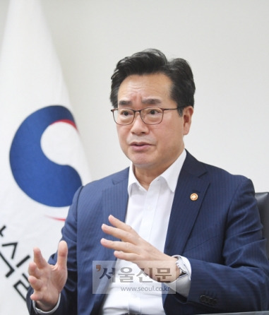 정황근 농림축산식품부 장관이 지난 5일 서울 영등포구 대한잠사회 사무실에서 진행된 서울신문과의 인터뷰에서 유기동물 문제 해결을 위한 서울신문의 10대 제안에 대해 긍정적으로 검토하겠다고 밝혔다.김명국 선임기자