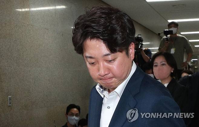 윤리위 출석하는 이준석 (서울=연합뉴스) 이정훈 기자 = 국민의힘 이준석 대표가 7일 저녁 국회 당 대회의실에서 열린 중앙윤리위원회의에 출석하고 있다. 2022.7.7 [공동취재] uwg806@yna.co.kr