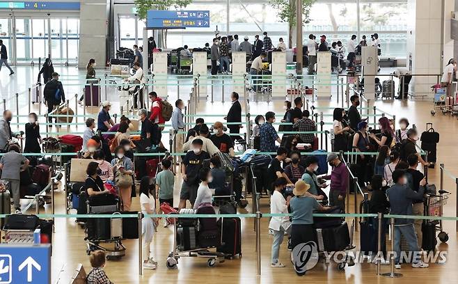 붐비는 인천공항 출국장 (영종도=연합뉴스) 임헌정 기자 = 오후 영종도 인천국제공항 제1여객터미널 출국장이 여행객들로 붐빈다. 2022.5.25 kane@yna.co.kr