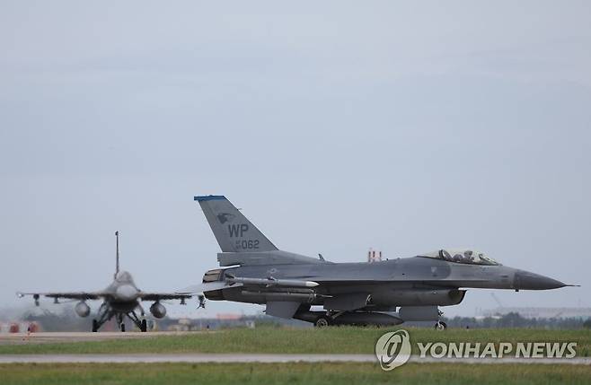 F-16 출격대기 중 (군산=연합뉴스) 신준희 기자 = 7일 미 군산기지 제8전투비행단 활주로에 F-16 전투기가 이륙 준비를 하고 있다. 2022.7.7 hama@yna.co.kr