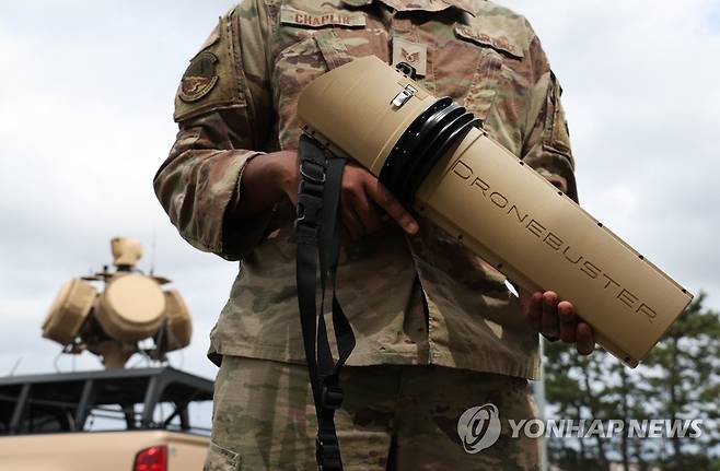 '꼼짝마, 날아오면 쏜다' (군산=연합뉴스) 신준희 기자 = 7일 미 군산기지 제8전투비행단에서 군인들이 드론버스터 장비를 시연하고 있다. 
    미 공군은 이동식 레이더인 'X-MADIS'(뒤)로 탐지한 적군 드론 활동을 주파수 교란 방식 등을 활용한 '드론버스터(앞)'로 무력화 시킨다. 2022.7.7 hama@yna.co.kr