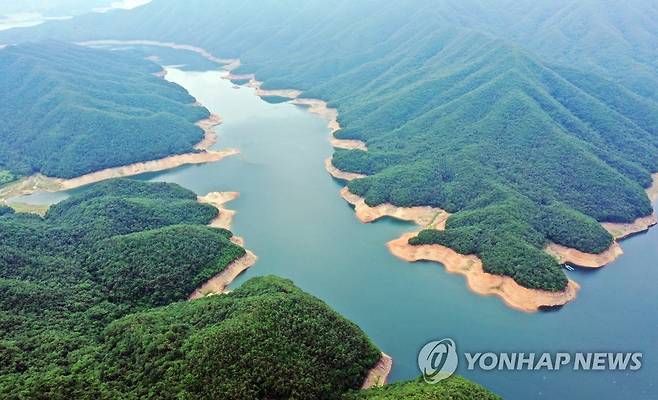 가뭄 주의 단계 '주암댐' (순천=연합뉴스) 천정인 기자 = 8일 오전 전남 순천시 주암댐의 수심이 낮아져 갈색 수면선이 드러나 있다. 섬진강 수계 다목적댐인 주암댐은 이날부터 가뭄 주의 단계에 진입했다. 이날 오전 기준 저수율은 24%를 기록하고 있다. 2022.7.8 iny@yna.co.kr