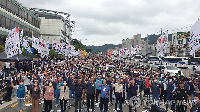 대우조선 하청 노조 파업 지지 결의대회 (거제=연합뉴스) 전국민주노동조합총연맹(민주노총)이 8일 경남 거제 대우조선 남문 앞 도로에서 조선소 하청노동자 투쟁 승리 결의대회를 열고 있다. 2022.7.8 [금속노조 경남지부 제공. 재판매 및 DB 금지] contactje@yna.co.kr