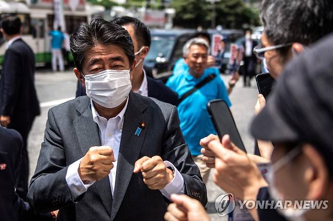 참의원 선거 유세하는 아베 전 日 총리 (도쿄 AFP=연합뉴스) 내달 10일에 열리는 일본 참의원 선거를 앞두고 아베 신조 전 총리가 22일 도쿄에서 자유민주당 후보 아사히 켄타로의 선거 운동을 돕고 있다. 이날 참의원 선거가 공시되면서 참의원 125명 선출을 위한 본격 유세전이 시작됐다. 2022.06.22 ddy04002@yna.co.kr