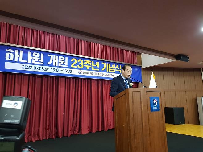 하나원 개원 23주년 기념사하는 권영세 통일부 장관 (안성=연합뉴스) 홍제성 기자 = 권영세 통일부 장관은 8일 하나원 개원 23주년 기념식에서 "탈북민은 흔히 먼저 온 통일로 일컬어져 왔다"며 먼저 온 통일을 소중히 가꾸며 다가올 통일을 준비해야 한다고말했다. 2022.7.8