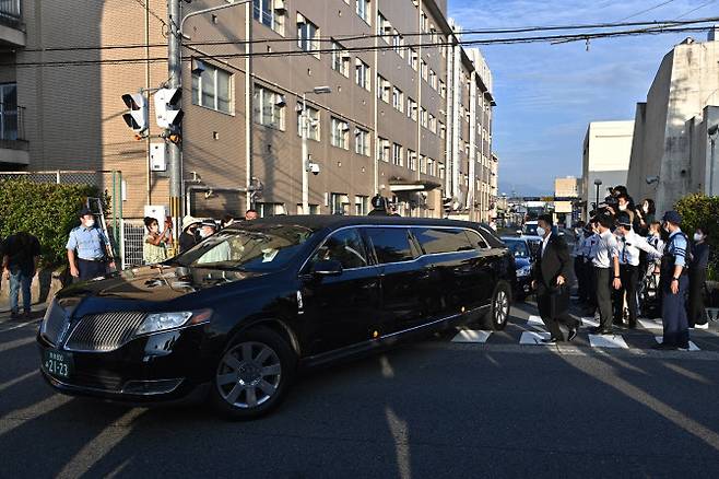 9일 새벽 일본 나라현 가시하라시에 있는 나라현립의대병원에서 고(故) 아베 신조 전 일본 총리의 시신을 태운 운구 차량이 출발하고 있다. (사진=AFP)