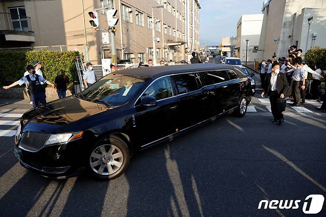 2022년 7월 9일 새벽 일본 나라현 가시하라시에 있는 나라현립의대병원에서 고 아베 신조 전 일본 총리의 시신을 이송 중인 것으로 추정되는 차량 행렬이 출발하고 있다. © 로이터=뉴스1 © News1 최서윤 기자