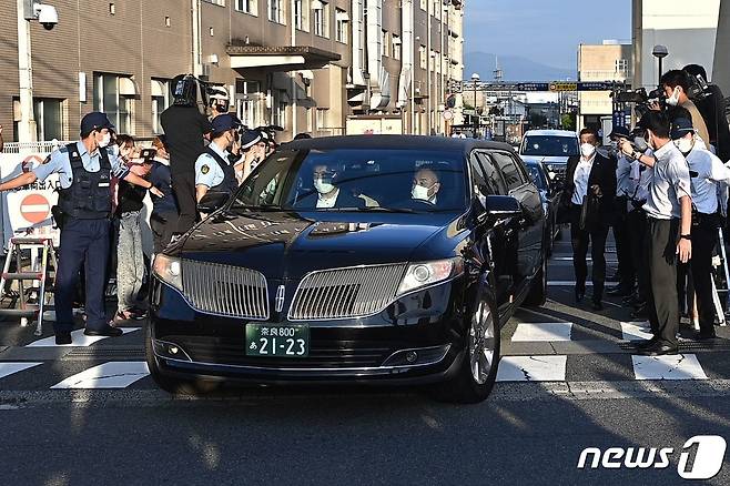 아베 신조 전 일본 총리가 선거 유세중 총에 맞고 숨진 다음날인 9일 일본 나라시에서 아베 전 총리의 시신을 이송하는 운구차로 추정되는 차량이 나라현립의과대학 병원을 나서고 있다. © AFP=뉴스1 © News1 이성철 기자